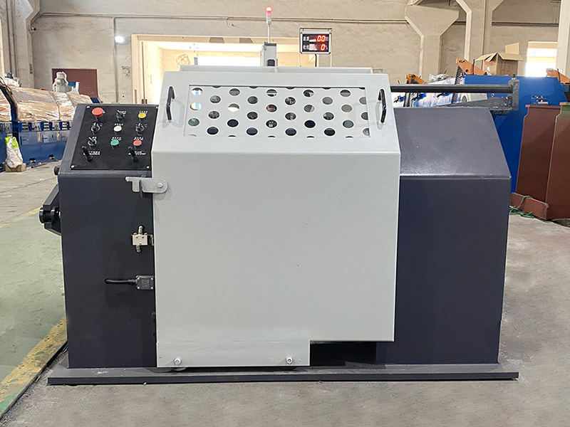 Comment la machine d'enroulement de bobines gère-t-elle les variations d'épaisseur ou de densité du matériau, et a-t-elle la flexibilité d'ajuster la tension d'enroulement en conséquence ?