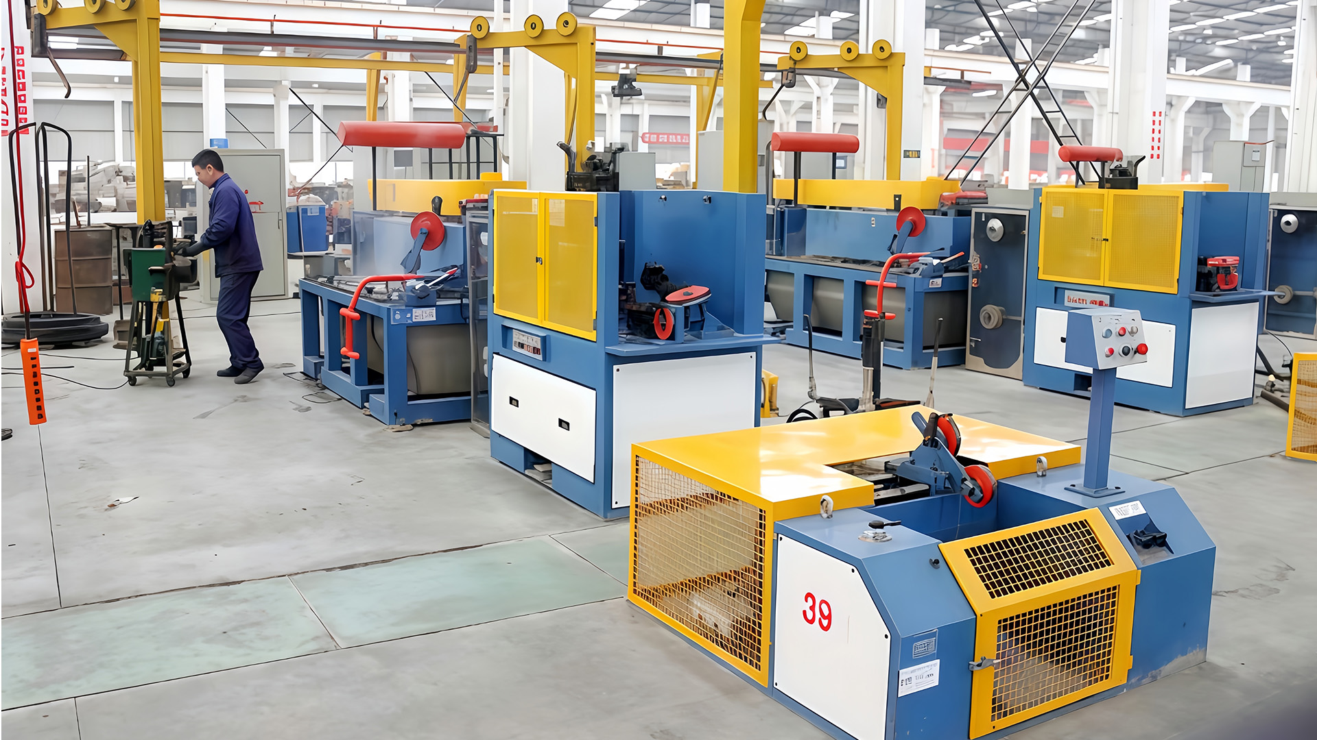 Quels sont les avantages d'une machine de tréfilage de type humide par rapport à un système de type sec en termes de qualité de fil ?