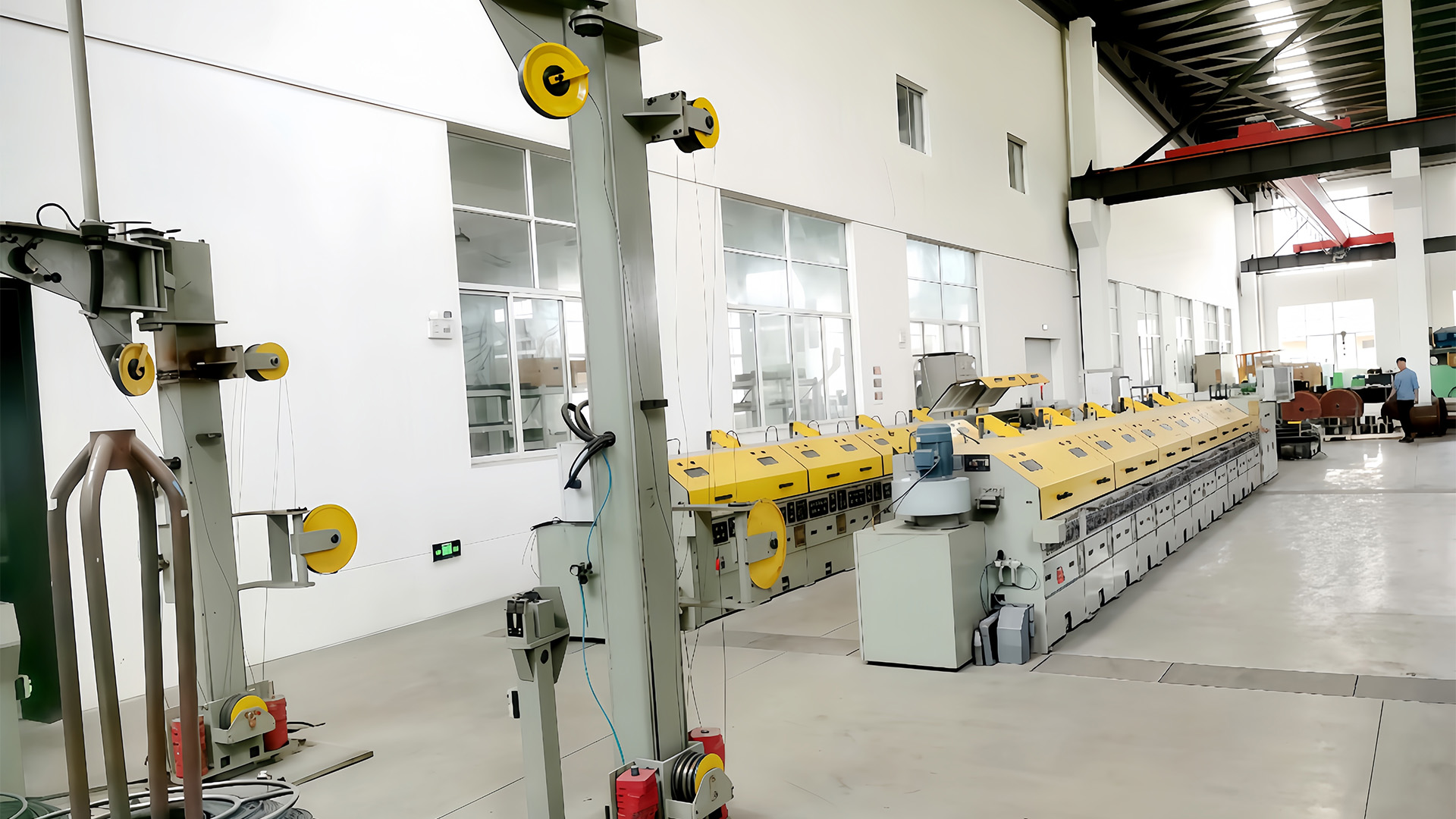 Comment la machine de dévidage du fil maintient-elle le contrôle de la tension pour empêcher l'étirement ou la déformation du fil pendant le dévidage ?