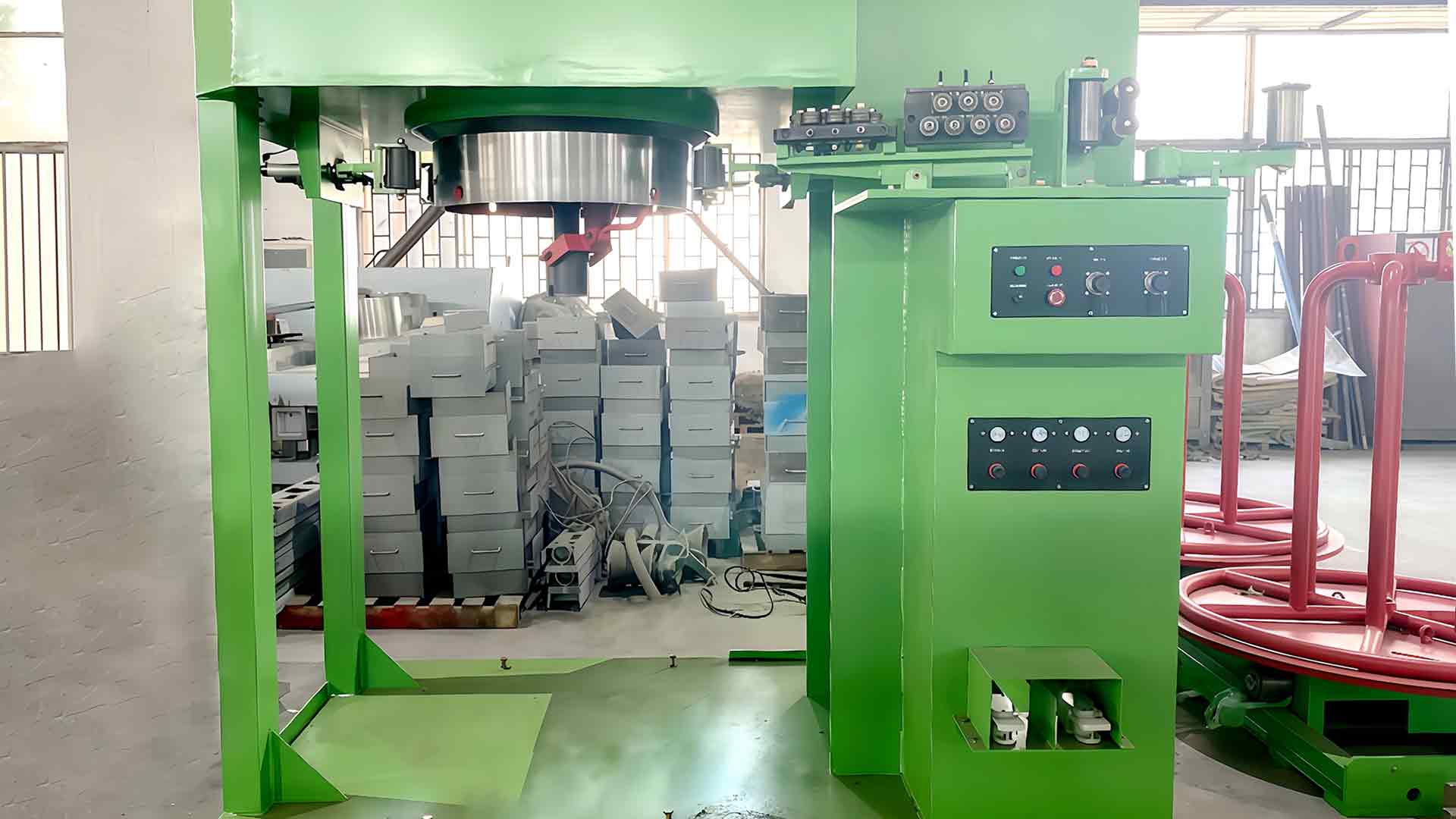 Comment la machine de tréfilage pour réservoir d'eau gère-t-elle les défauts de surface du fil tels que les rayures, l'oxydation ou les microfissures pendant le processus de tréfilage ?