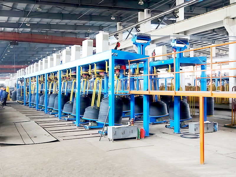 Comment la capacité de la bobine réceptrice de cette machine à tréfiler se compare-t-elle à celle d'une machine à tréfiler à double tête en termes de poids de bobine et de diamètre de bobine ?